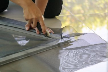 Adam böcek karşısında ev penceresine sivrisinek ağı ekran döşedi