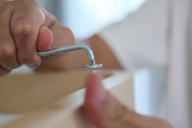 Evdeki ahşap mobilyaları vida Allen 'ı kullanarak monte et