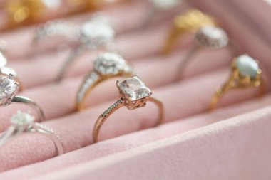 Mücevher elmas yüzükler kutuda.