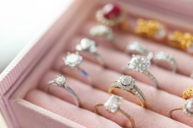 Mücevher elmas yüzükler kutuda.