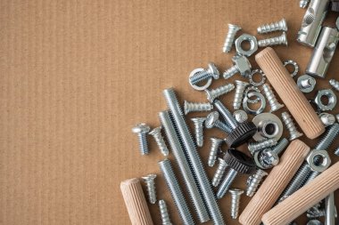Karton kağıt dokusu üzerine vida anahtarı ve cıvata ile mobilya araç kiti monte