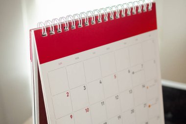 Takvim sayfası beyaz duvar arkaplan iş planlama randevu buluşması kavramını kapat