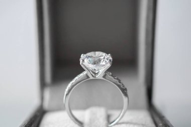 Mücevher kutusundaki elmas yüzük. Arka planı kapat.