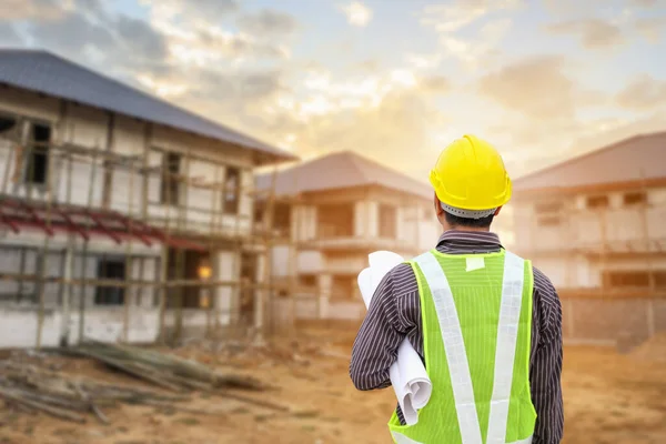Joven Ingeniero Profesional Casco Protector Planos Papel Sitio Construcción Casa — Foto de Stock