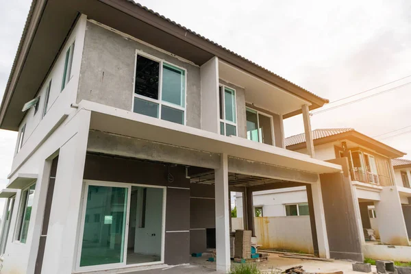 İnşaat alanındaki yeni ev inşaatı devam ediyor