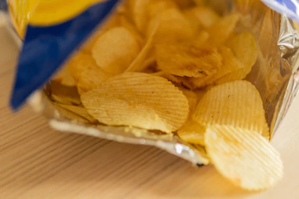 Patatas Fritas Crujientes Bolsa Bocadillo Mesa Madera — Foto de Stock