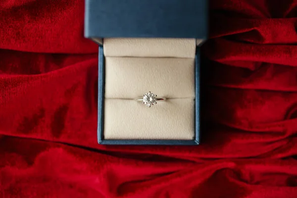 Gyémánt Gyűrű Ékszer Ajándék Doboz Piros Szövet Háttér — Stock Fotó
