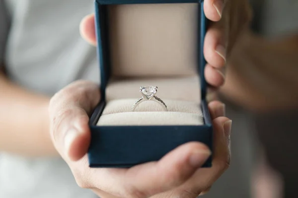 Anillo Diamantes Con Las Manos Joyero — Foto de Stock