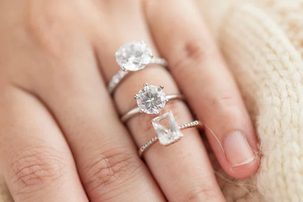 Női Kéz Gyönyörű Ékszerrel Gyémánt Gyűrű — Stock Fotó