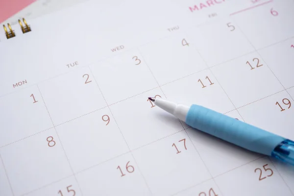 Calendario Página Con Pluma Cerca Fondo Planificación Negocios Cita Concepto — Foto de Stock