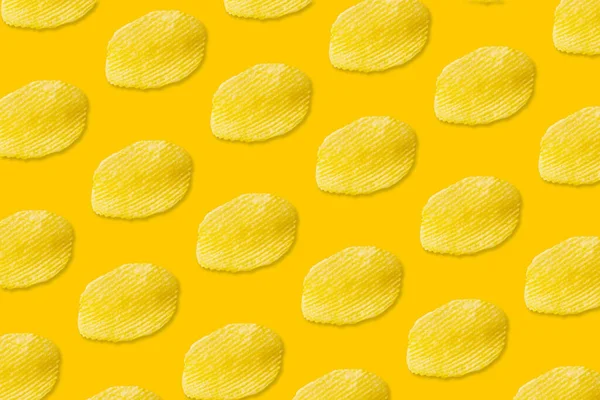 Aardappel Chips Patroon Gele Achtergrond Bovenaanzicht Plat Lay — Stockfoto