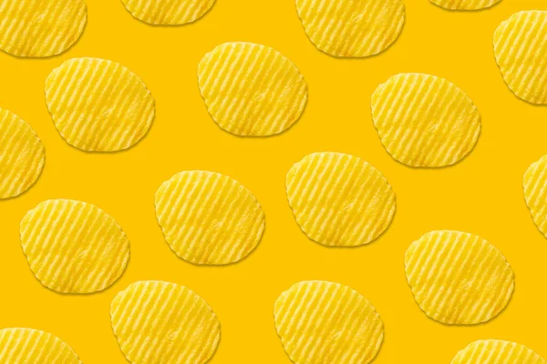 Sarı Arka Planda Patates Cipsi Deseni Düz Yerde Yatıyordu — Stok fotoğraf