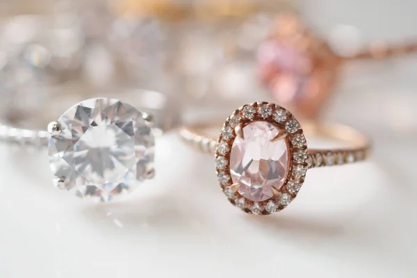 Mooie Diamanten Ringen Sieraden Witte Achtergrond — Stockfoto