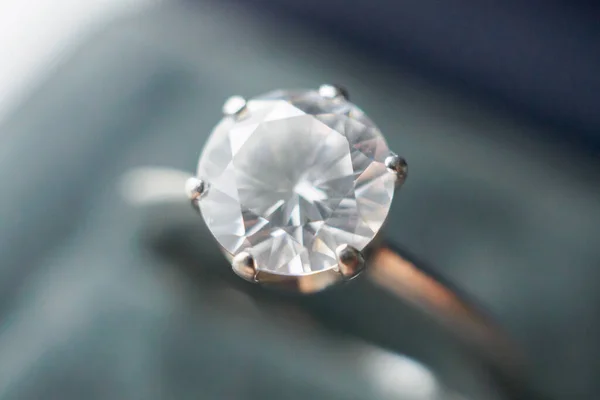 Anillo Diamantes Caja Regalo Joyas Primer Plano Fondo — Foto de Stock