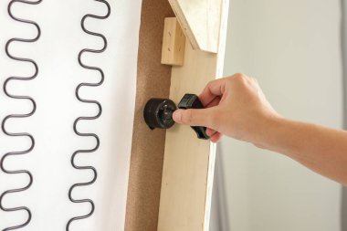 Evdeki kanepe mobilyalarını monte eden adam.