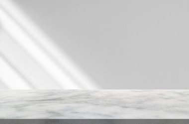 Model ürün görüntüsü için beyaz duvar arka planında pencere gölgesi olan mermer tablo