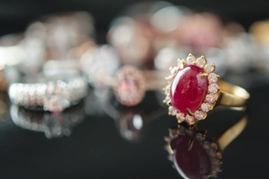 büyük kırmızı yakut yüzük mücevher arkaplan