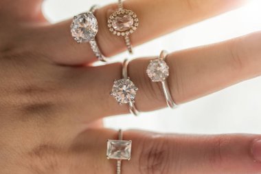 Güzel elmas yüzüklü bir kadın.