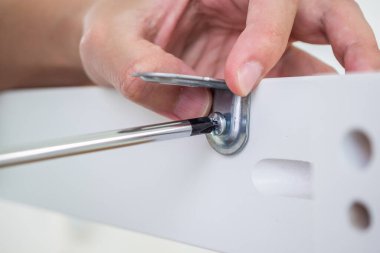 Mobilyaları evde tornavida kullanarak monte et