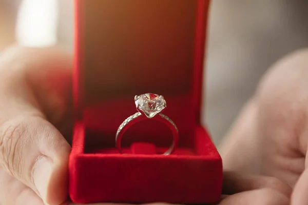 Händer Som Håller Diamantring Smyckeskrin — Stockfoto