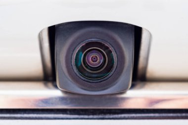 Arabanın arka kamerası park yardımı için kapatılıyor.