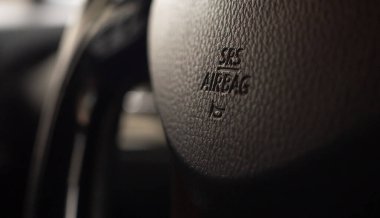 Araba direksiyonunda boynuz ikonlu hava yastığı tabelası