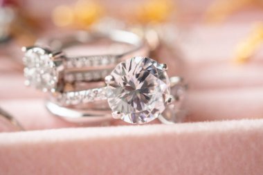 Mücevher elmas yüzükler kutuda.