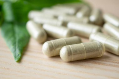 Andrographis paniklemiş ağaç yapraklı bitkisel ilaç kapsülleri.