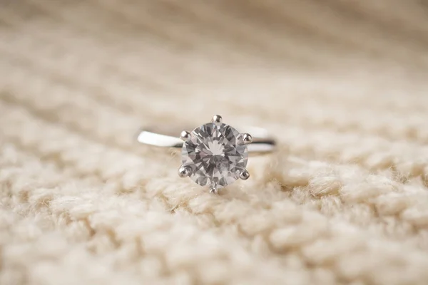 섬유를 원료로 배경에 보석으로 다이아몬드 — 스톡 사진