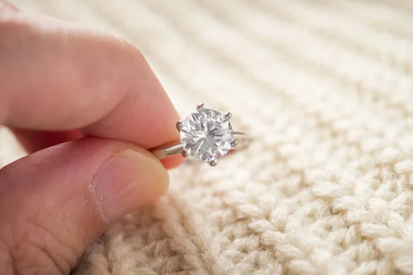 Hand Hold Beautiful Jewelry Diamond Ring — Stock Photo, Image