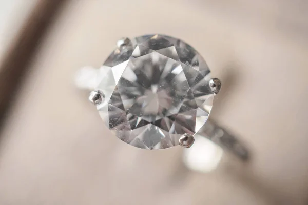 珠宝礼品盒中的钻石戒指近景背景 — 图库照片
