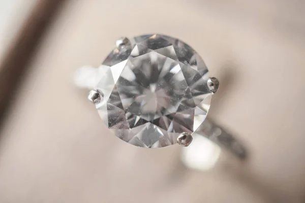 Anello Diamante Scatola Regalo Gioielli Vicino Sfondo — Foto Stock