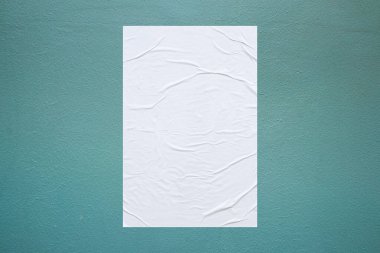 Boş beyaz buğday yapıştırıcısı. Beton duvar arkaplanına yapıştırılmış poster modeli.