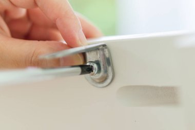 Mobilyaları evde tornavida kullanarak monte et