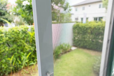 Evin penceresinde böceklere karşı sivrisinek ağı ekranı