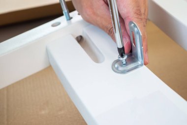 Mobilyaları evde tornavida kullanarak monte et