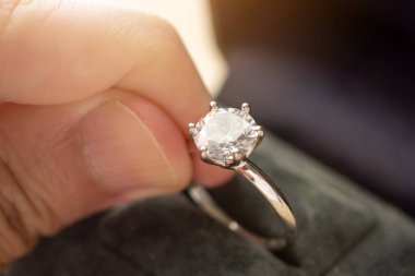 Elle tutulur güzel mücevher yüzüğü