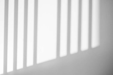 Beyaz duvar arkaplanındaki pencere gölgesi