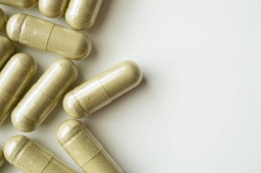 Beyaz arka planda bitkisel ilaç kapsülleri