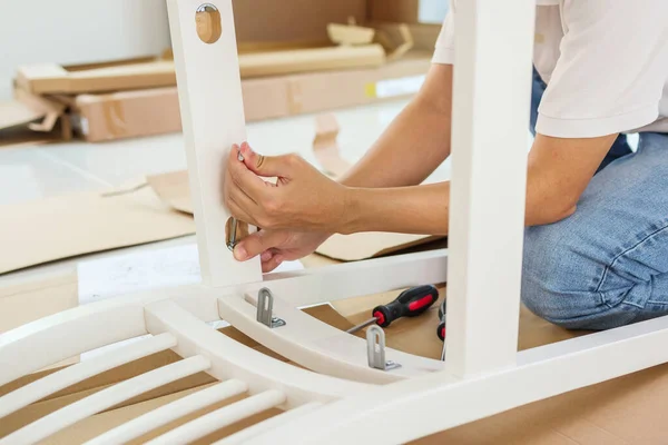 Man Assembling White Chair Furniture Home — Stock Photo, Image