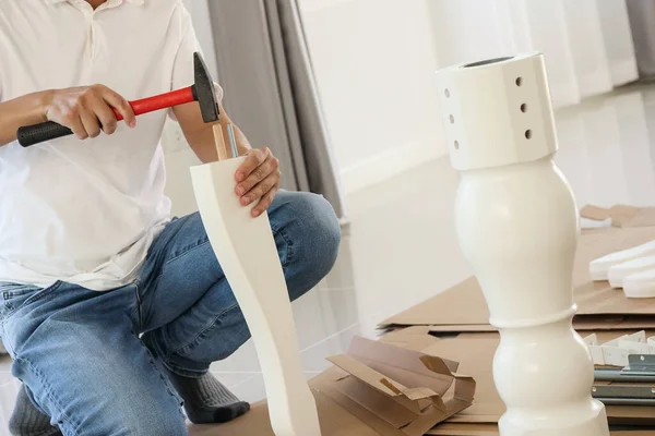 Hombre Montando Muebles Casa — Foto de Stock