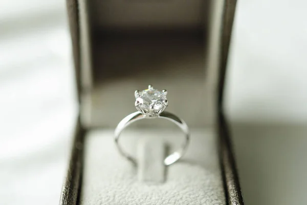 Anillo Diamantes Con Caja Regalo Joyería Sobre Fondo Tela Blanca — Foto de Stock