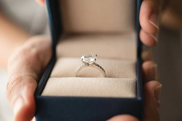 Kéz Kezében Gyémánt Gyűrű Ékszer Dobozban — Stock Fotó