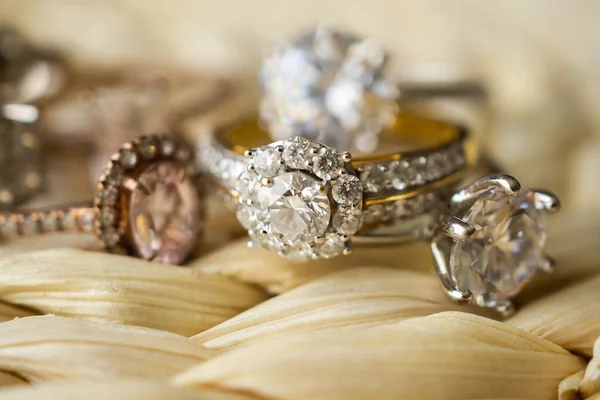 Ékszer Gyémánt Jegygyűrűk Záródnak — Stock Fotó