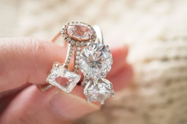 Hand Halten Schönen Schmuck Diamantring — Stockfoto