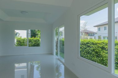 Beton duvarda camdan çerçeveli içi boş bir oda.