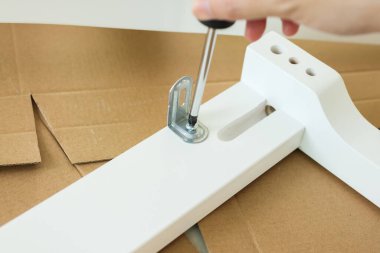 Mobilyaları evde tornavida kullanarak monte et