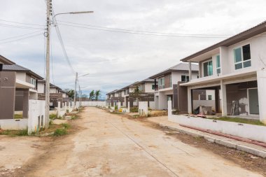 İnşaat alanındaki yeni ev inşaatı devam ediyor