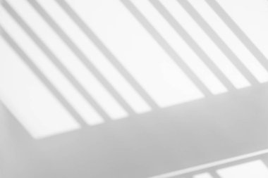 Beyaz duvar arkaplanındaki pencere gölgesi