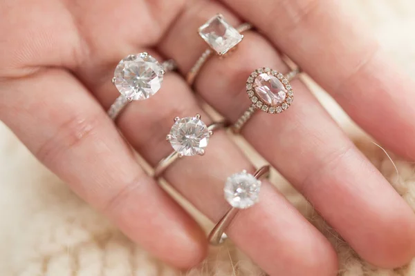 Weibliche Hand Mit Schönem Schmuck Diamantring — Stockfoto